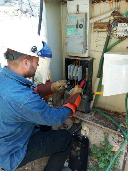 חיבור נתיכים בנטף // צילום: בנצי מבורך-חברת החשמל